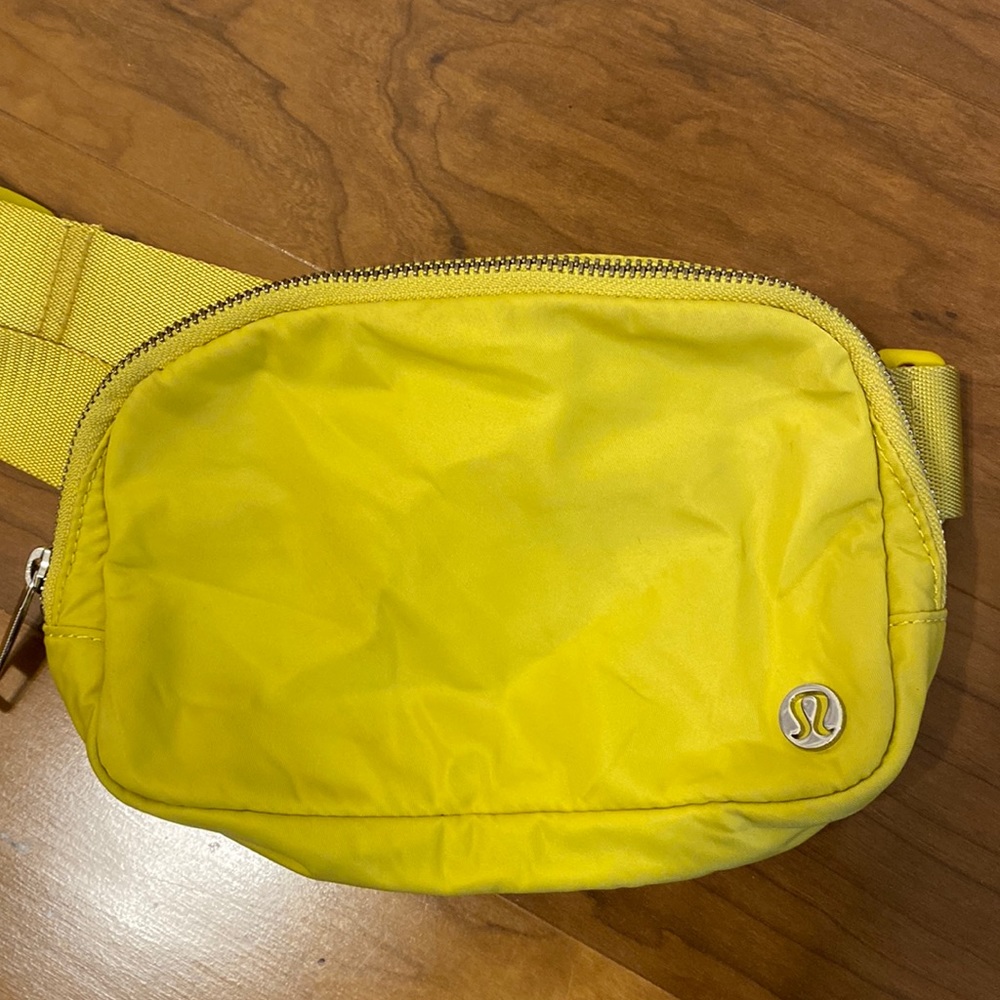Lululemon everywhere belt bag